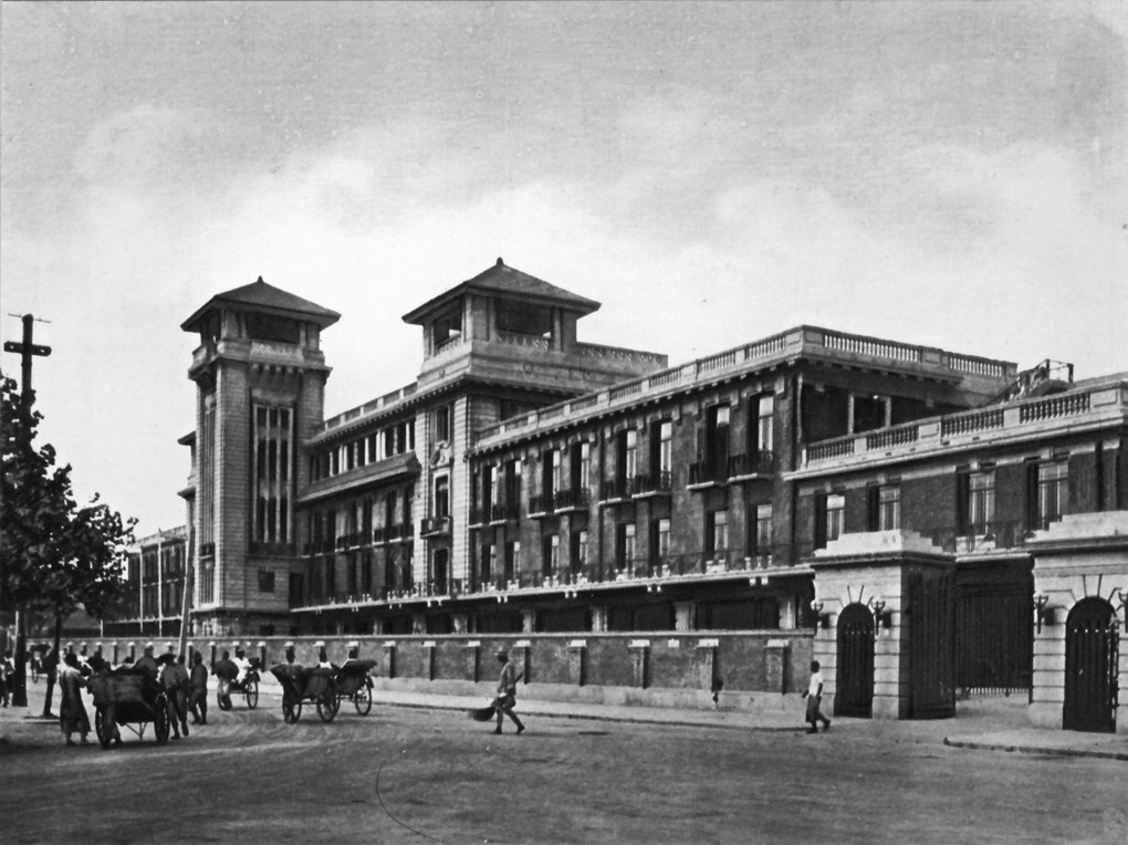 Race_club_admin_building.jpg