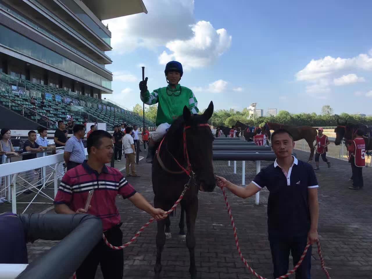 由玉龙提供  武汉第2场“雅力士神奇百万杯”冠军“玉龙神通”。.jpg