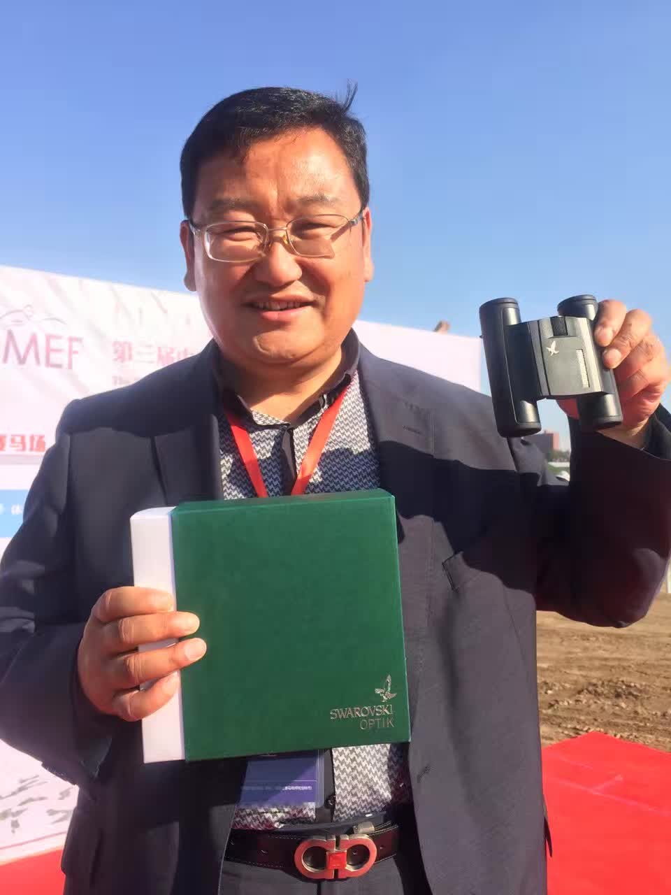 殷利殊毕业生恒信【美丽小岛】胜出内蒙古国际马术节10万奖金“殷利殊杯·3岁马1000米公开赛”，马主赵志恒先生获得施华洛世奇“冠军马主”光学望远镜一部！.jpg