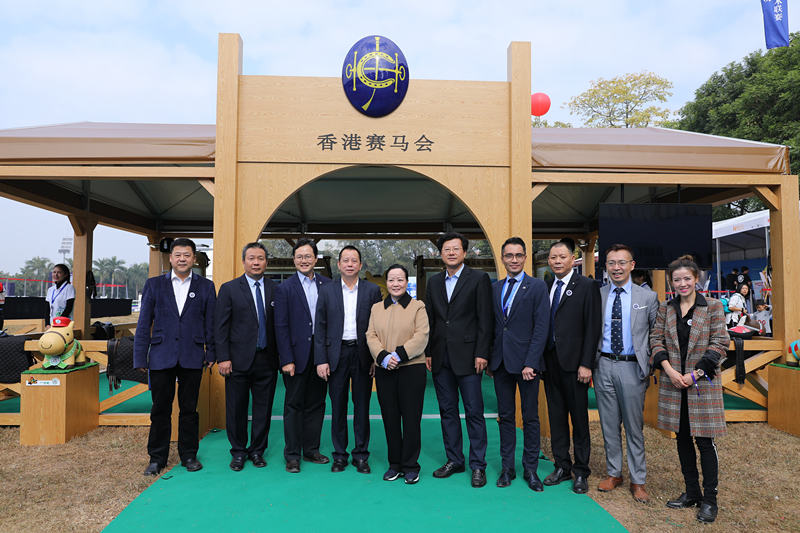 香港赛马会领导与省马协会领导合影留念